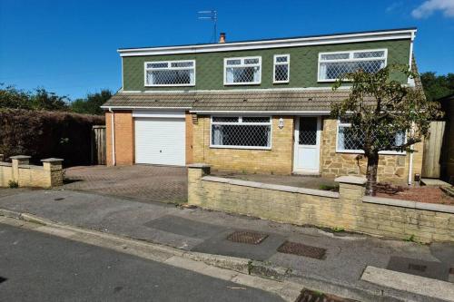 Фотография гостевого дома Warsett Crescent, 5 bedrooms near the coast.