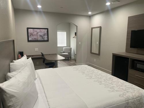 Фотография гостиницы Red Roof Inn PLUS + Galveston - Beachfront