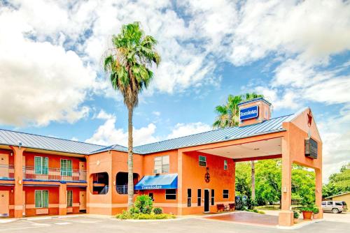 Фотография гостиницы Travelodge by Wyndham San Antonio Lackland A F B