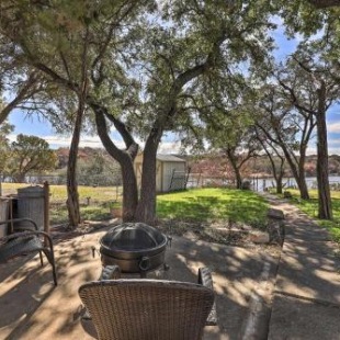Фотография гостевого дома Granbury Getaway with Lake Views 2 Mi to Downtown!