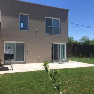 Фотография гостевого дома Casa Gringa Casa hermosa y moderna entre el campo y la ciudad