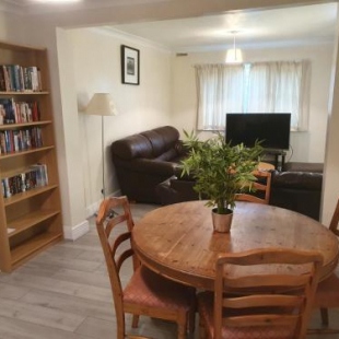 Фотография гостевого дома Elegant house 10 minutes walk to wembley stadium