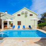 Фотография гостевого дома Seaside family friendly house with a swimming pool Brna - Vinacac, Korcula - 9266