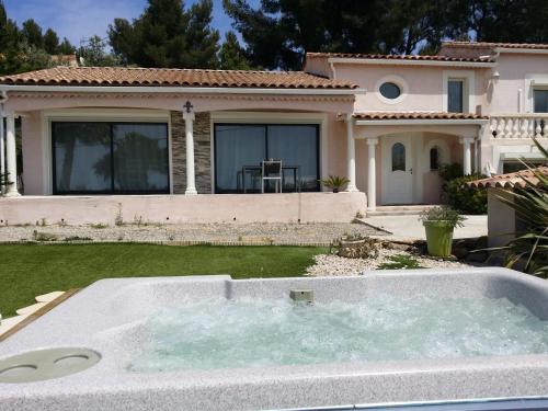 Фотография гостевого дома Appartement de 2 chambres avec vue sur la mer jacuzzy et jardin clos a La Cadiere d'Azur a 5 km de la plage