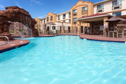 Фотография гостиницы Holiday Inn Express Hotel & Suites Moab, an IHG Hotel