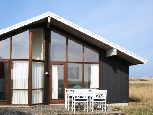 Фотография гостевого дома Three-Bedroom Holiday home in Ulfborg 1