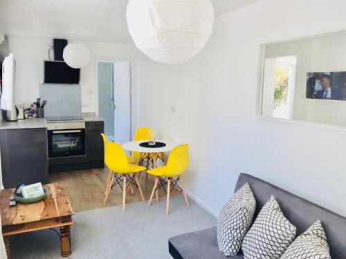 Фотография гостевого дома Waters Edge Holiday Home in Hayle, West Cornwall