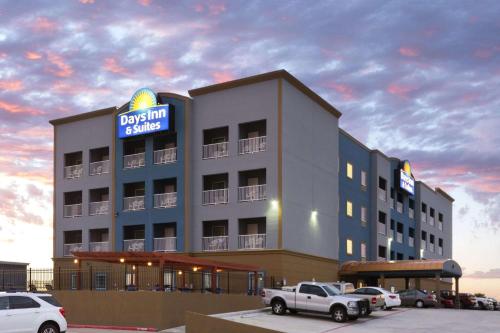 Фотография гостиницы Days Inn & Suites by Wyndham Galveston West/Seawall