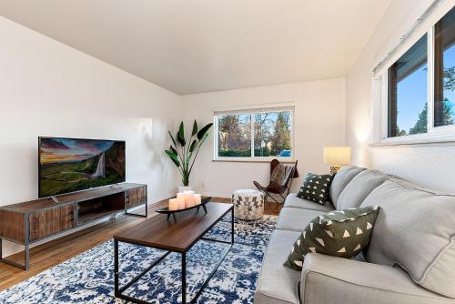 Фотография гостевого дома Luxury Urban Oasis Near Old Town - Pet Friendly