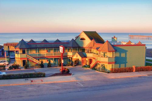 Фотография гостиницы Shoreline Inn...on the beach