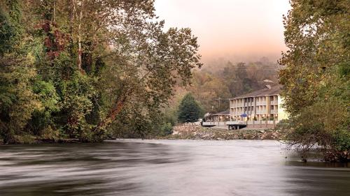 Фотографии гостиницы 
            Best Western Plus River Escape Sylva / Dillsboro