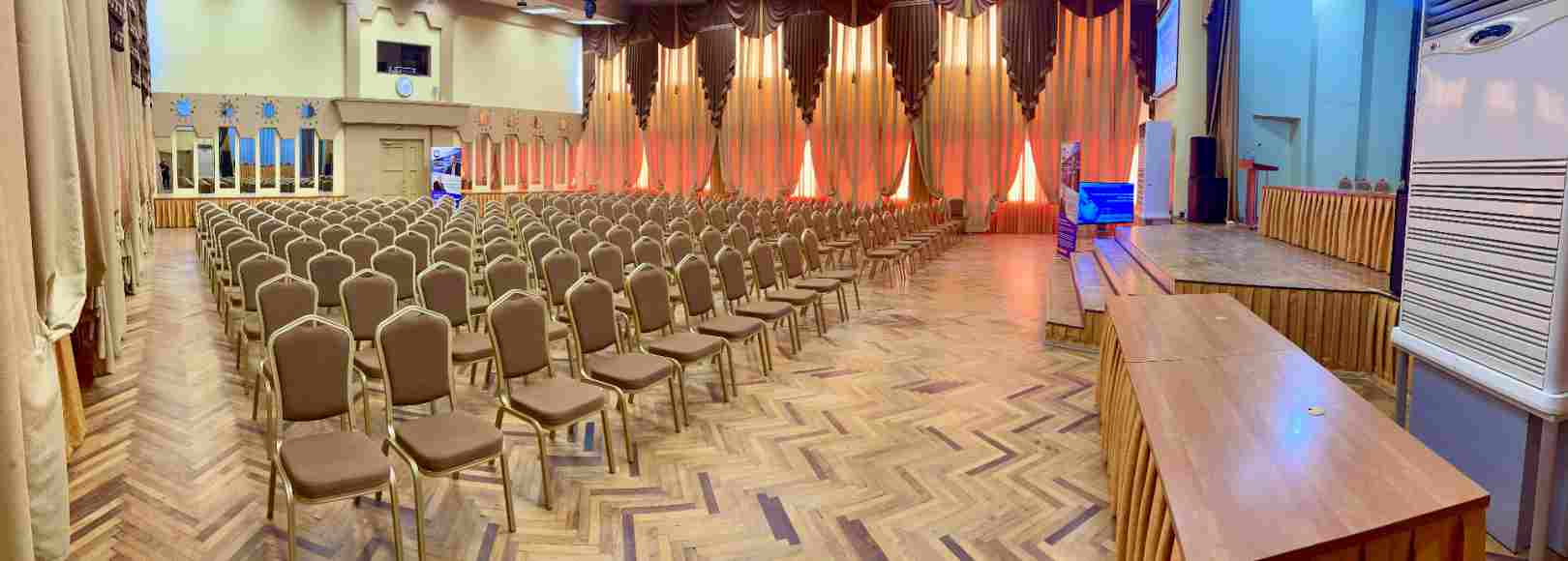 Фотография конференц-зала Конгресс-центра Дом науки и техники на 200 человек