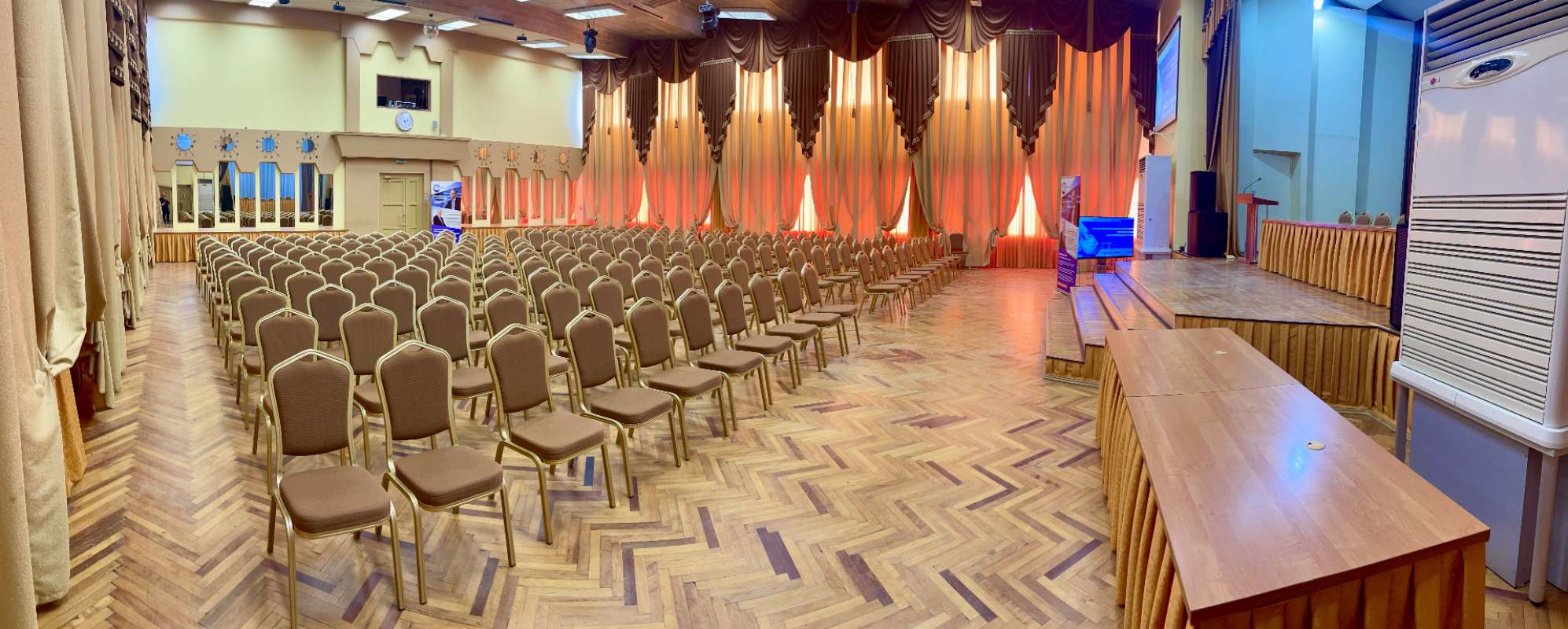 Фотографии конференц-зала Конгресс-центра Дом науки и техники на 200 человек