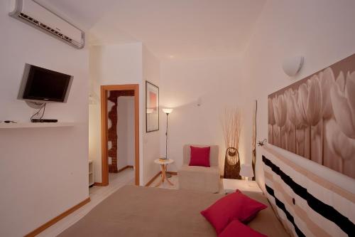 Фотография мини отеля Opera Inn Suites B&B and Apartments