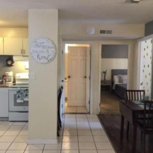 Фотография мини отеля 2 Bed/ 1 Bath efficiency Apartment- Close to Downtown!
