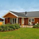 Фотография гостевого дома Three-Bedroom Holiday home in Henne 2