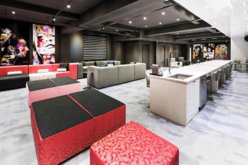 Фотография квартиры 4 Bedroom Bachelor Pad in Downtown Montreal by Simplissimmo