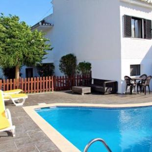 Фотография гостевого дома Moradia com piscina privada para Férias em Quarteira Algarve