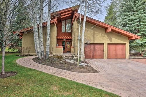 Фотографии гостевого дома
Luxe Sun Valley Retreat with Hot Tub, 3 Mi to Resort!