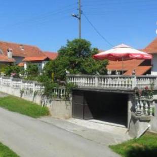 Фотография гостевого дома 4 bedrooms house with enclosed garden and wifi at Kutina 1 km away from the beach