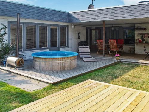 Фотография гостевого дома Four-Bedroom Holiday home in Sölvesborg 1