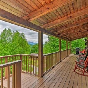 Фотография гостевого дома Bryson City Cabin with Private Hot Tub and Pool Table!