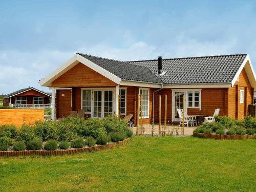 Фотография гостевого дома Three-Bedroom Holiday home in Henne 2