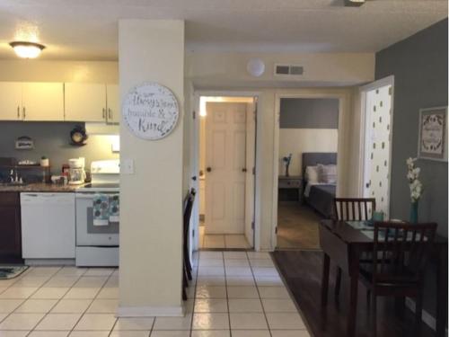 Фотография мини отеля 2 Bed/ 1 Bath efficiency Apartment- Close to Downtown!