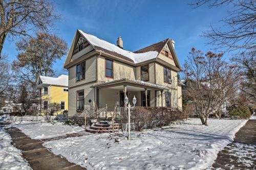 Фотография гостевого дома Dtwn Lake Geneva Home, Walk to Beach and Restaurants