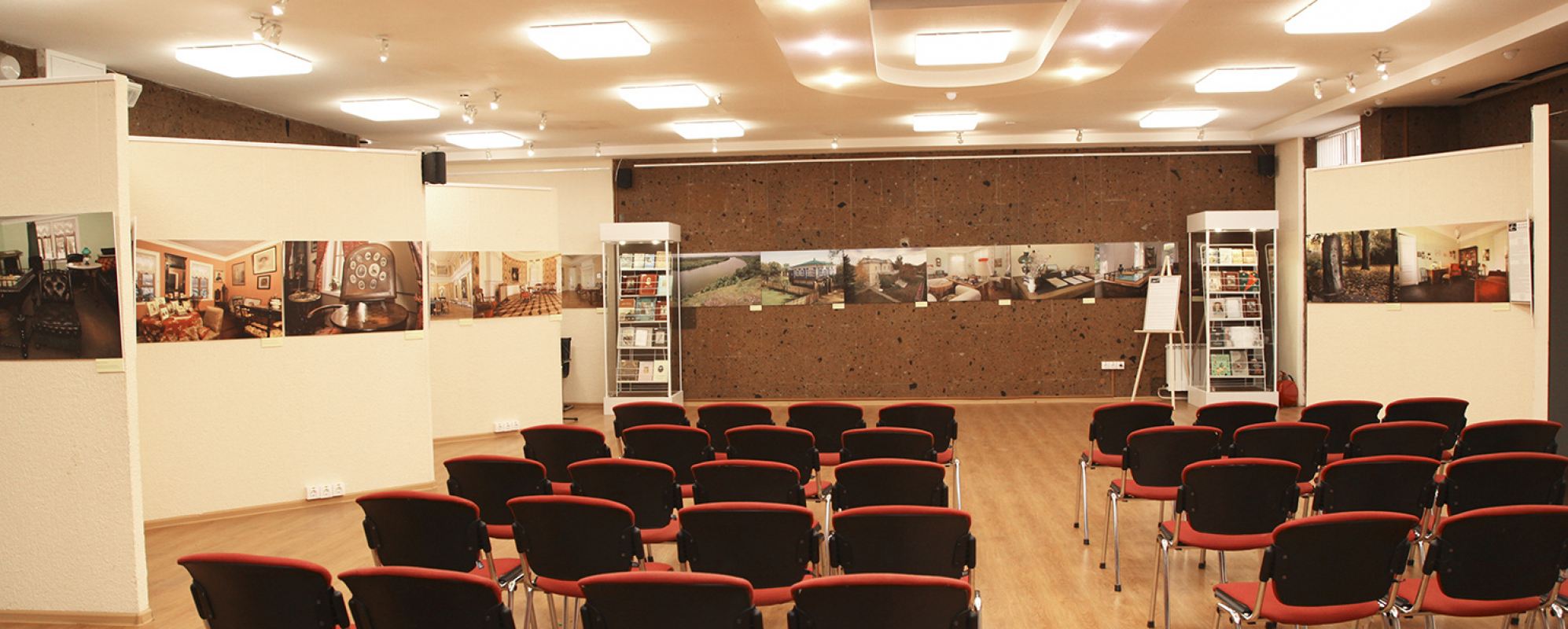 Фотографии конференц-зала Выставочный зал Донской государственной публичной библиотеки