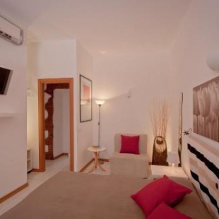 Фотография мини отеля Opera Inn Suites B&B and Apartments