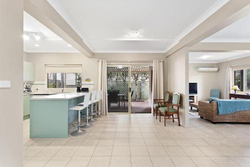 Фотография гостевого дома Ajax Avenue, 6