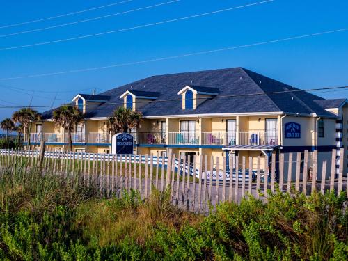 Фотография гостиницы Ocean Sands Beach Inn - 1 Acre Private beach on-site - Sparkling Property - Hot Waffle Breakfast Buffet Included - Popcorn & Fresh Baked Cookies every night - Private Balcony Rooms - New Chiropractor Approved beds with Bedside Candy - Ice Cream On-Site