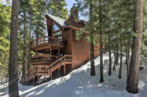 Фотография гостевого дома Modern Tahoe Donner Retreat with Deck and Grill!