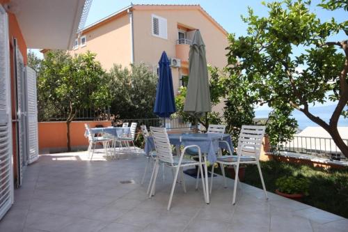 Фотография гостевого дома Apartments with a parking space Podgora, Makarska - 6911