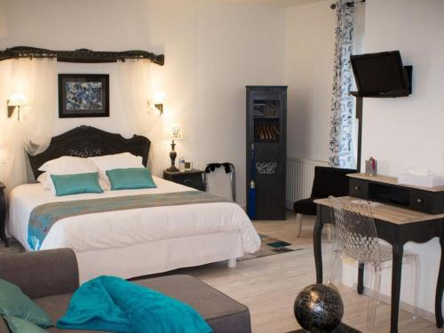 Фотография гостиницы Logis Hôtel & Restaurant Au Clos Paillé Charme & Caractère