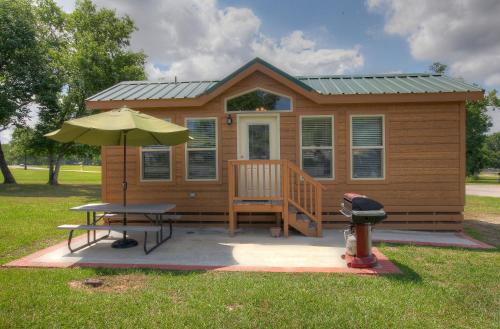 Фотография базы отдыха Lake Conroe Two-Bedroom Cabin 13