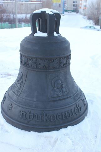 Фотографии памятника 
            Вечевой колокол и Поклонный крест