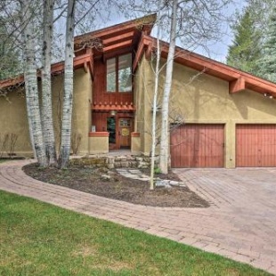 Фотография гостевого дома Luxe Sun Valley Retreat with Hot Tub, 3 Mi to Resort!