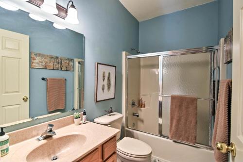 Фотография гостевого дома Mountaintop Home with Views, 36 Miles to Asheville!