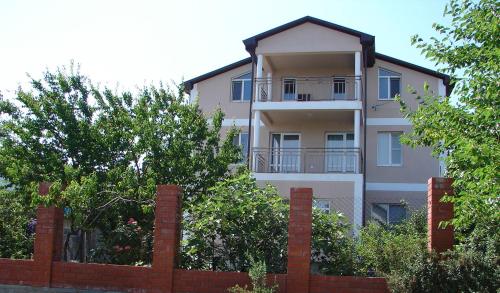 Фотография гостевого дома Голубая бухта на Папанина