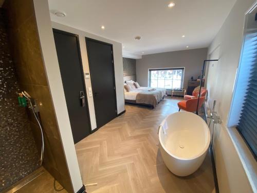 Фотография гостиницы Harbour Suites Boutique Hotel