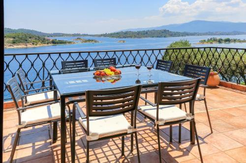 Фотография гостевого дома Diaporos View House