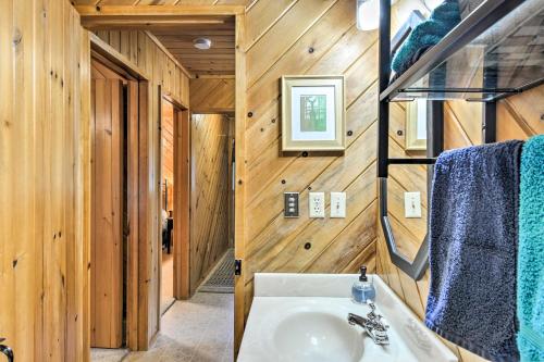 Фотография гостевого дома Riverfront Traverse City Cabin with Kayaks and Fire Pit