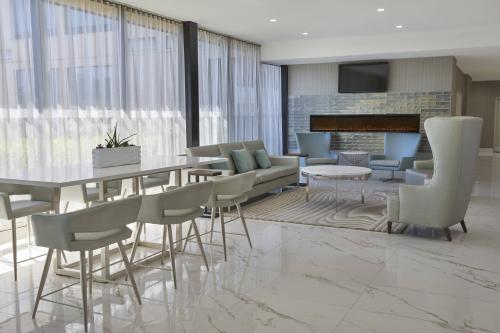 Фотография гостиницы Four Points by Sheraton Toronto Airport