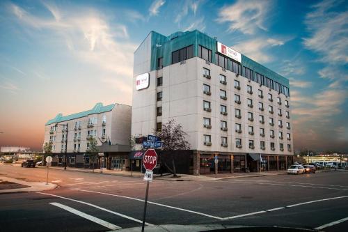 Фотография гостиницы Nomad Hotel & Suites