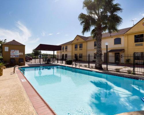 Фотография гостиницы Days Inn by Wyndham Rosenberg