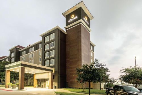 Фотография гостиницы La Quinta by Wyndham Arlington North 6 Flags Dr