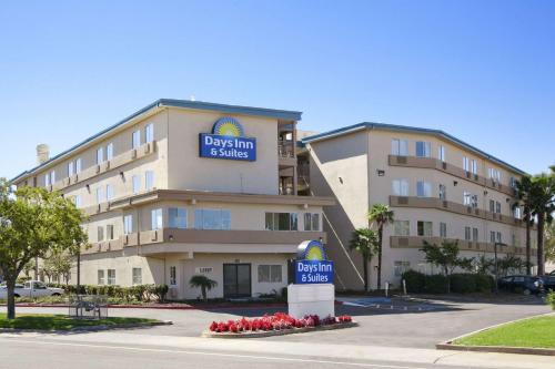 Фотография гостиницы Days Inn & Suites by Wyndham Rancho Cordova