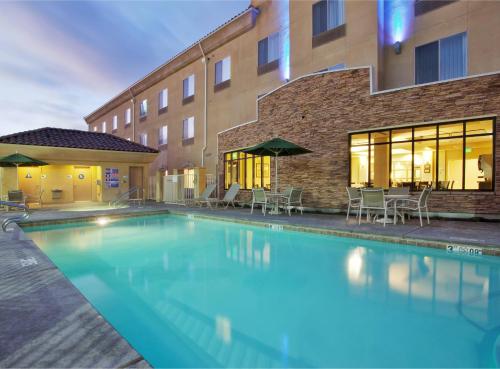 Фотография гостиницы Holiday Inn Express Hotel & Suites Merced, an IHG Hotel